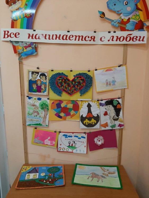 "Ана,мейірімділік, бейбітшілік, достық тақырыбындағы балалар шығармашылығы көрмесі (суреттер, қолөнер бұйымы) "Бәрі махаббаттан басталады"